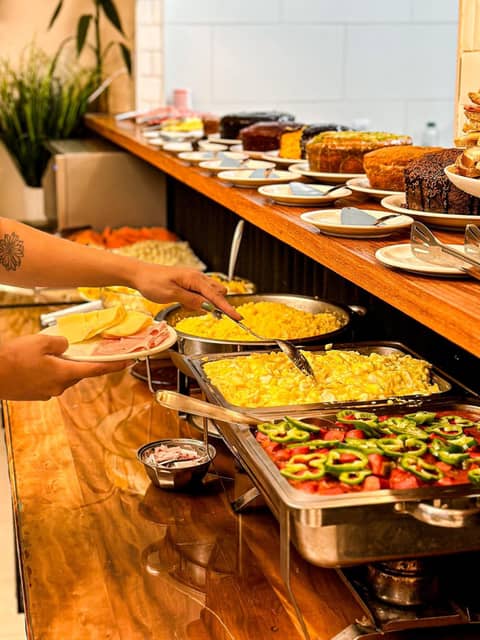 HMG Rio Suítes — dining