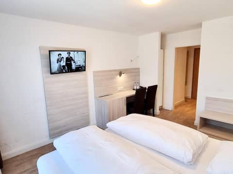 Adler Hotel Frankfurt — hotel room