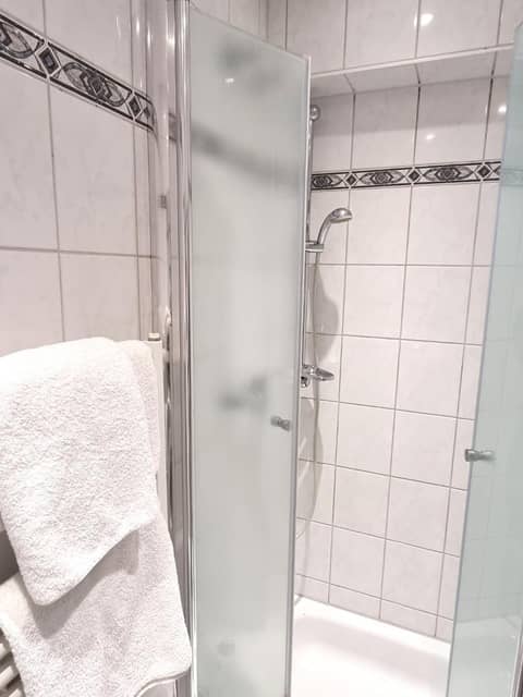 Adler Hotel Frankfurt — bathroom