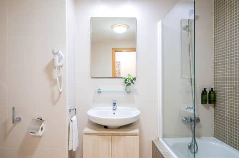 Pierre & Vacances Sevilla — bathroom