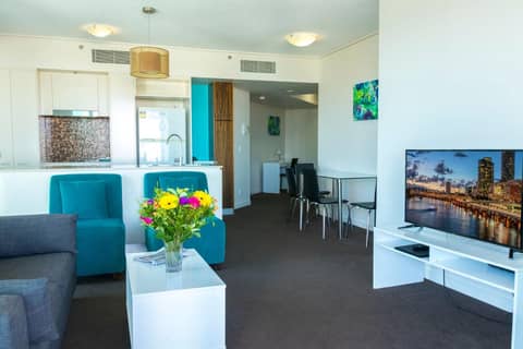 Evolution Apartments — hotel room