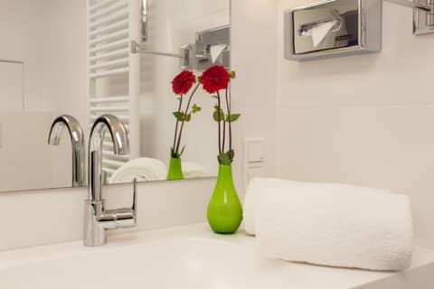 The Domicil Hotel Frankfurt City — bathroom