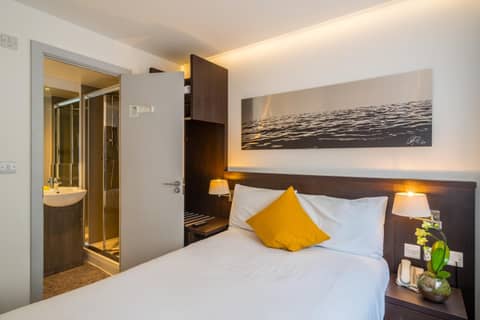 Pelican London Hotel and Residence — hotel room