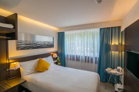 Pelican London Hotel and Residence — hotel room