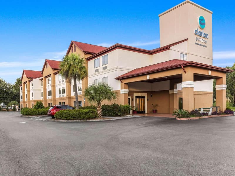 Clarion Pointe Savannah Gateway I-95 — building