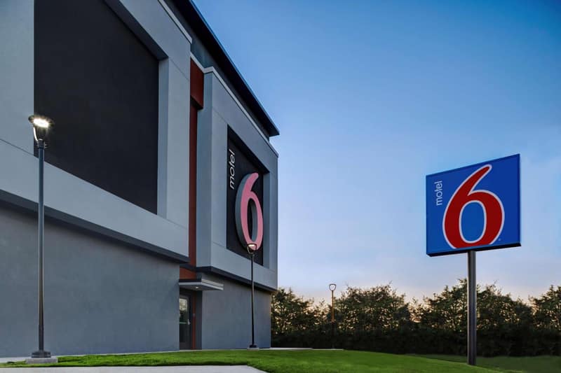 Motel 6 Dallas, TX Methodist Charlton Medical Ctr — building