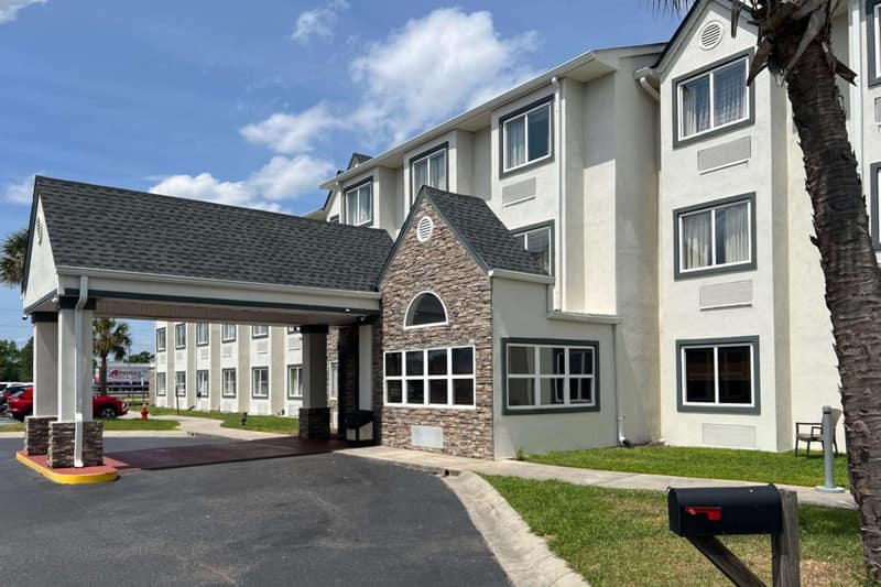 Quality Inn & Suites Myrtle Beach near Outlets — building
