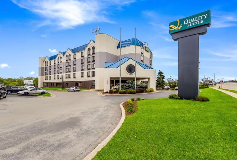 Quality Suites Milwaukee Airport — building