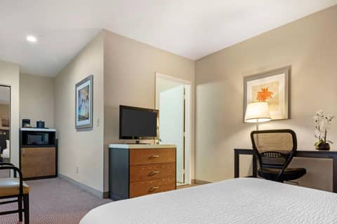 Best Western Royal Palace Inn & Suites — hotel room