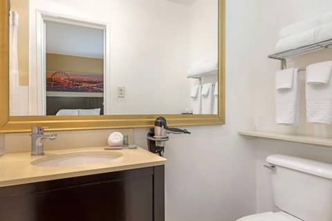 Best Western Royal Palace Inn & Suites — bathroom