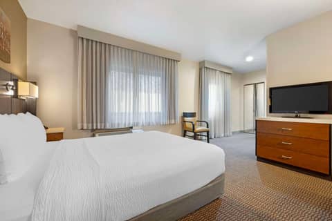Best Western Royal Palace Inn & Suites — hotel room
