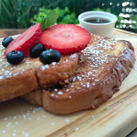 SUITES LOMBOY & PLAZA — dining
