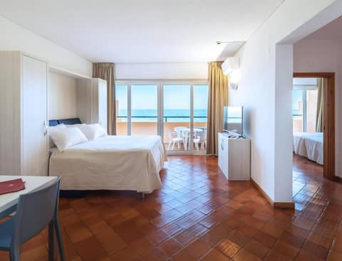 Meia Praia Lagos - Beach Club Apartments — hotel room