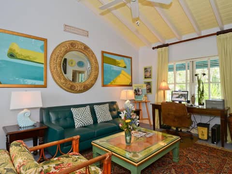 Pineapple Point Guesthouse & Resort - Gay Men's Resort — lounge