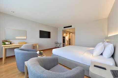 Twin Towers Hotel — hotel room