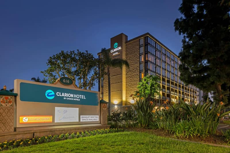 Clarion Hotel Anaheim Resort — building