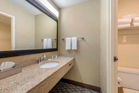 Clarion Hotel Anaheim Resort — photo 2