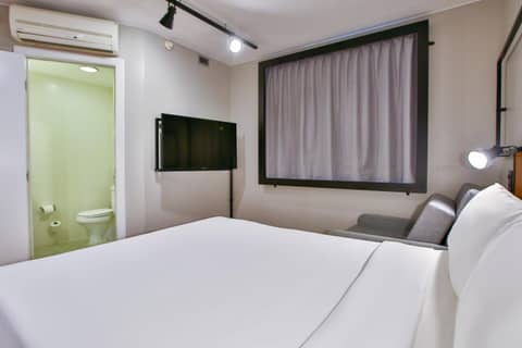ibis Copacabana Posto 2 — hotel room