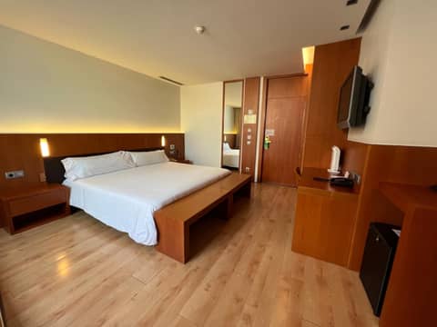 Hotel Lleó — hotel room
