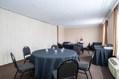 Sandman Hotel & Suites Calgary West — photo 3