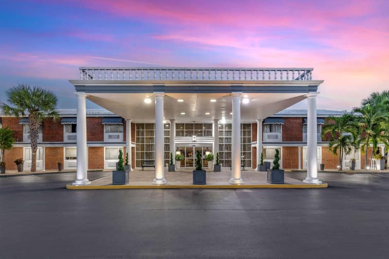 Best Western Palm Beach Lakes — building