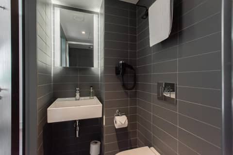 Mowbray Court Hotel — bathroom