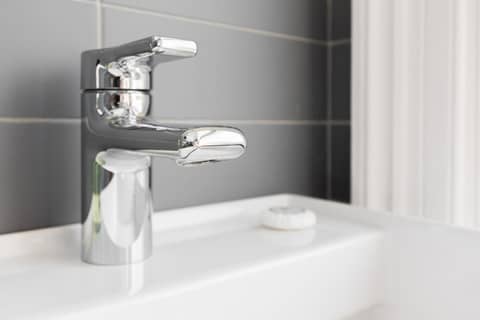 Mowbray Court Hotel — bathroom