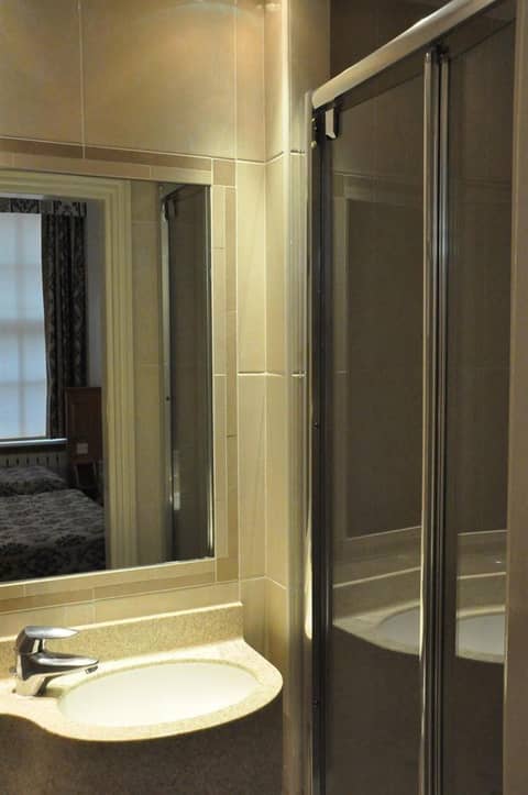 Olympic House Hotel — bathroom
