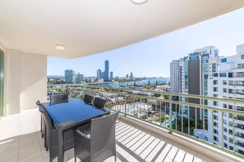 The Meriton Apartments on Main Beach — photo 8