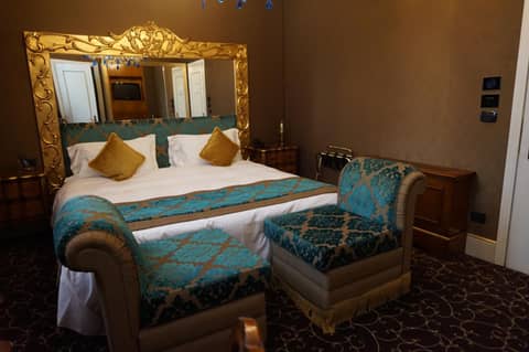 Pesaro Palace — hotel room
