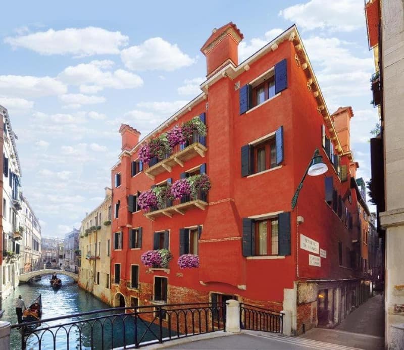 Hotel Mercurio — building