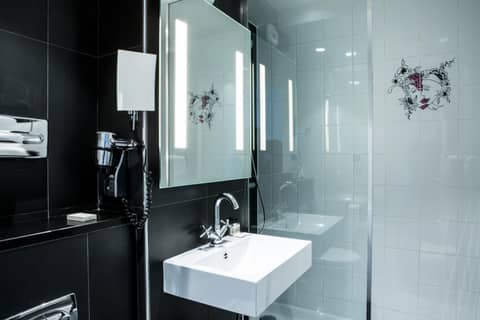 Le Général Hôtel — bathroom