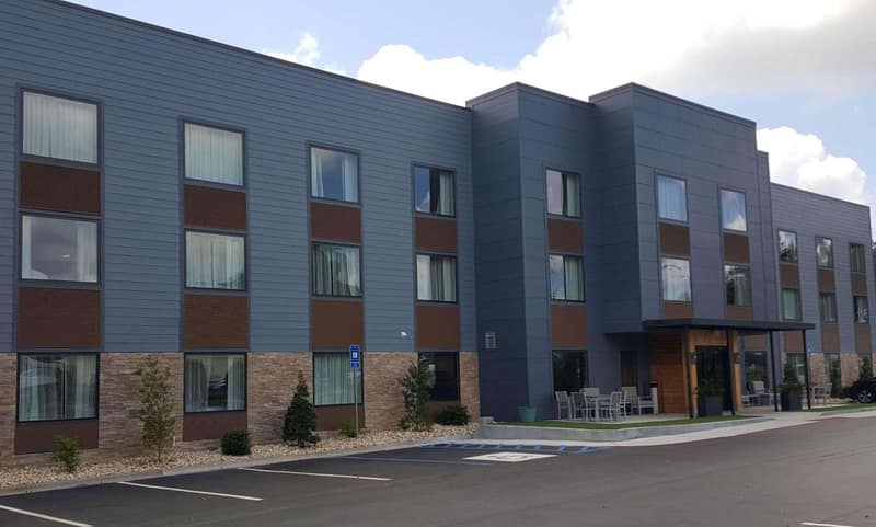 Country Inn & Suites by Radisson, Savannah Midtown, GA — building