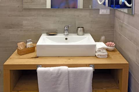 Barbarella Spa — bathroom