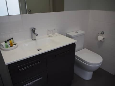 City Quarters on Brewer — bathroom