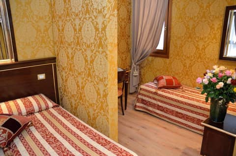 Residenza Goldoni — hotel room