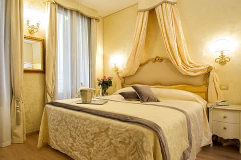 Residenza Goldoni — hotel room
