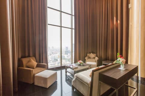 Merlynn Park Hotel — lounge