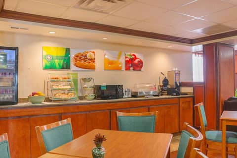 Quality Inn & Suites Detroit Metro Airport — photo 5