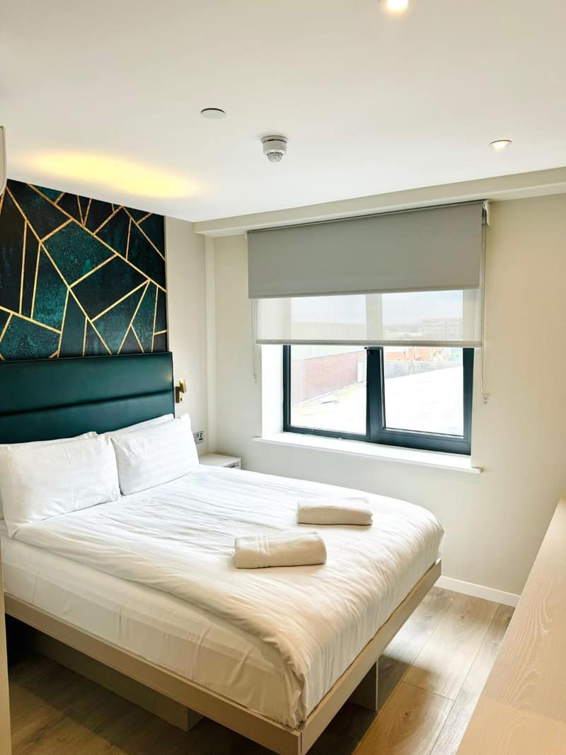 Victoria Studios — hotel room