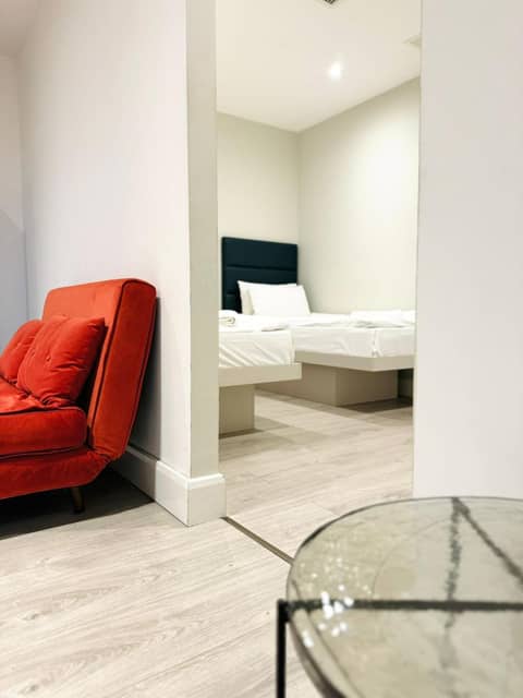 Victoria Studios — hotel room