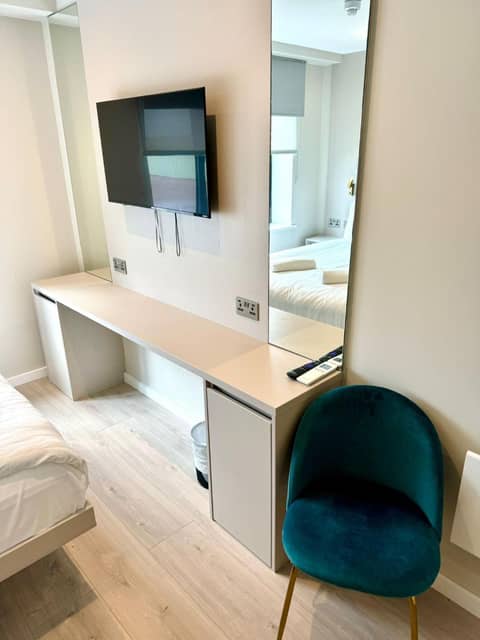 Victoria Studios — hotel room