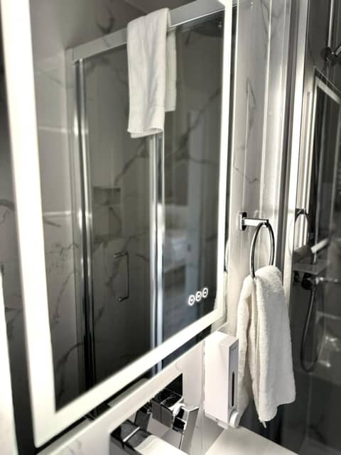 Victoria Studios — bathroom