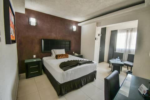 Hotel Portonovo Plaza Guadalajara — hotel room