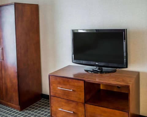 Comfort Suites Portland Southwest — hotel room