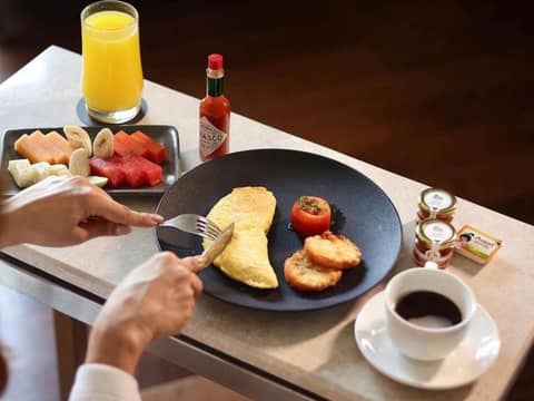 Courtyard by Marriott Mumbai International Airport — dining