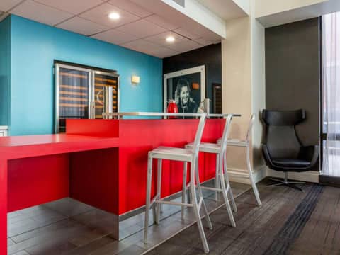 Comfort Inn & Suites Baltimore Inner Harbor — photo 8