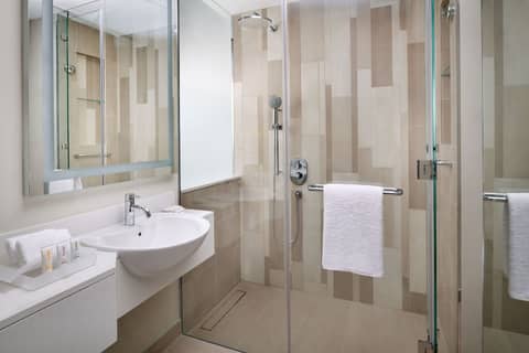 Holiday Inn & Suites Dubai Festival City by IHG — bathroom