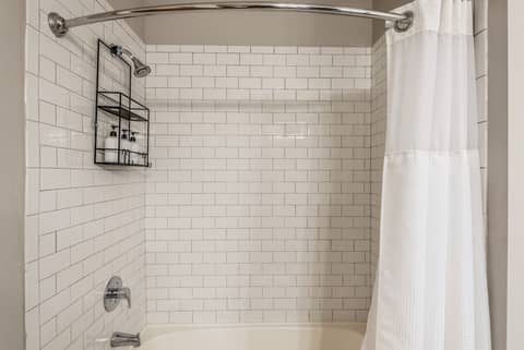 Kasa Dilworth Charlotte — bathroom