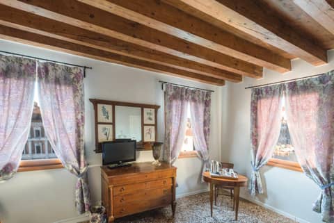 Locanda Ai Santi Apostoli Sul Canal Grande - Ferretti Hotels Collection — hotel room